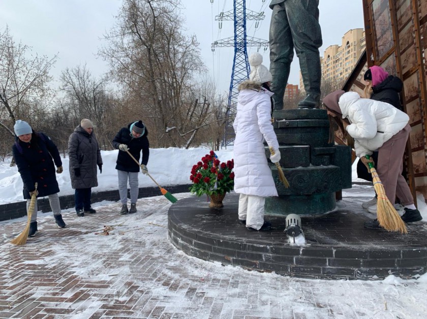 Красногорские волонтеры возложили цветы к памятнику Фронтовому кинооператору
