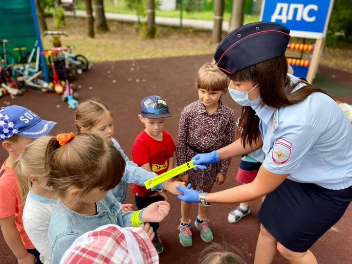 Занятия по безопасности дорожного движения провели в детском саду сотрудники красногорской Госавтоинспекции