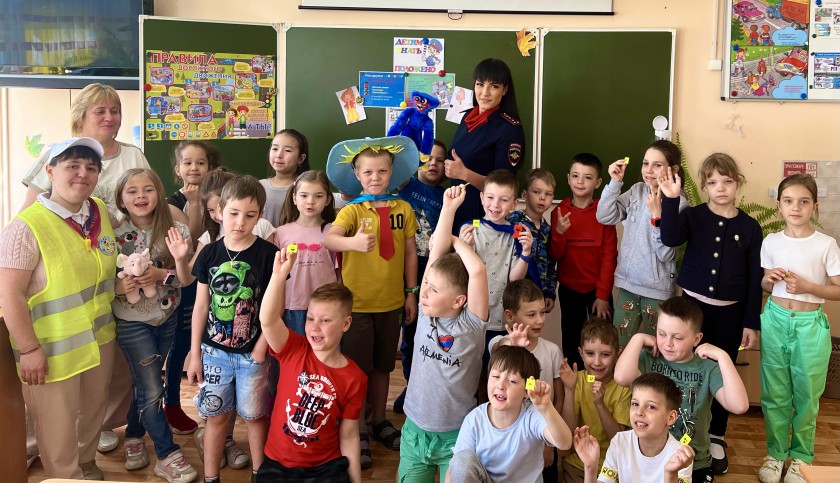 Сотрудники Подмосковной Госавтоинспекции проводят беседы по БДД в летних пришкольных лагерях