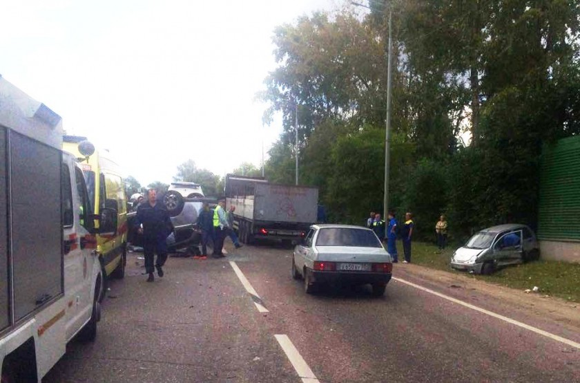 Авария на Волоколамском шоссе, спасатели ПСЧ-227 Красногорского ТУ спасли людей, попавших в ДТП