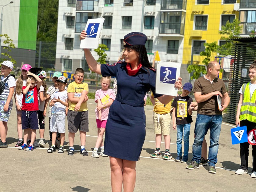 Сотрудники Госавтоинспекции провели акцию «Дорожная азбука» в школьных лагерях Красногорска
