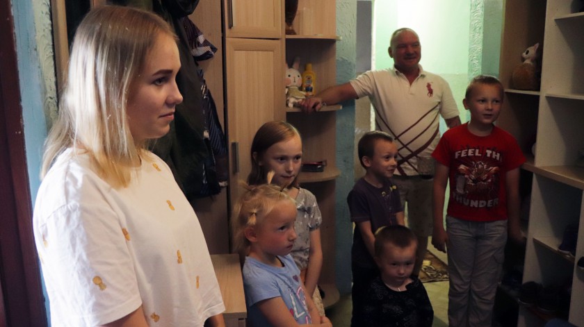 Молодежь Красногорска вручила многодетным семьям канцелярские наборы