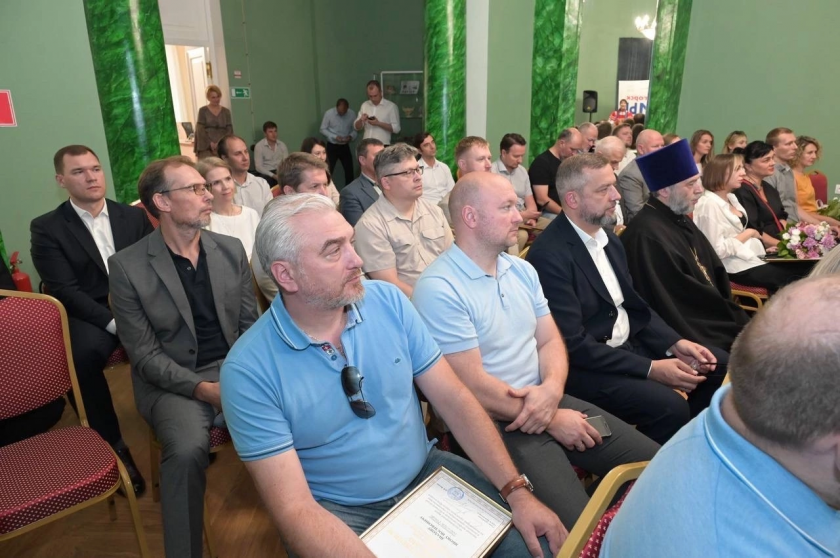 Дмитрий Волков поздравил строителей с профессиональным днем