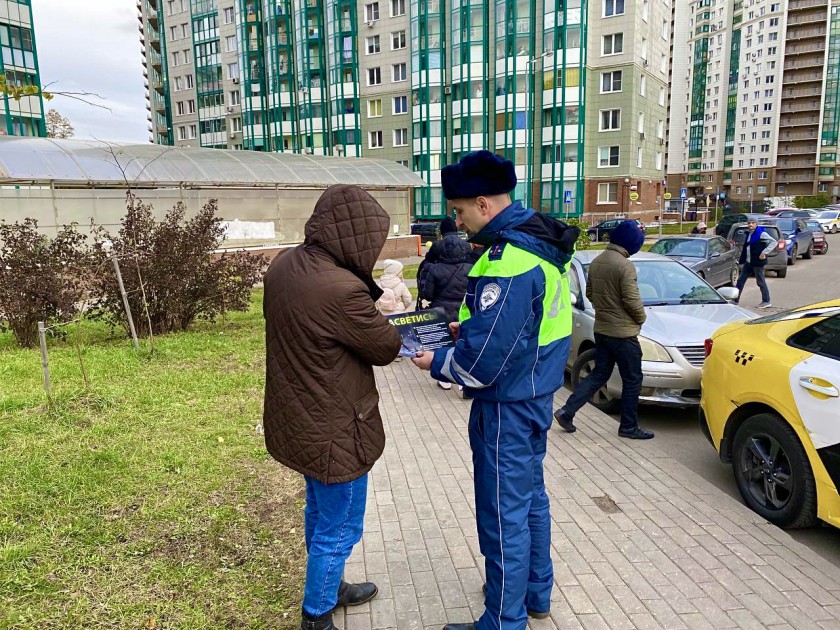 Госавтоинспекция Красногорска призывает пешеходов быть ярче и заметнее