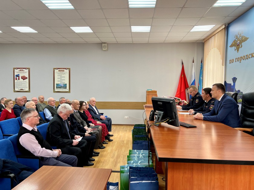 Сотрудники полиции в Красногорске совместно с председателем Общественного совета поздравили ветеранов органов внутренних дел