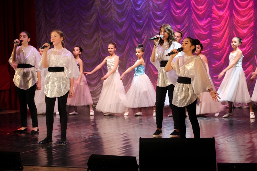 В Доме культуры «Луч» состоялся праздничный концерт творческих коллективов, посвященный Дню матери