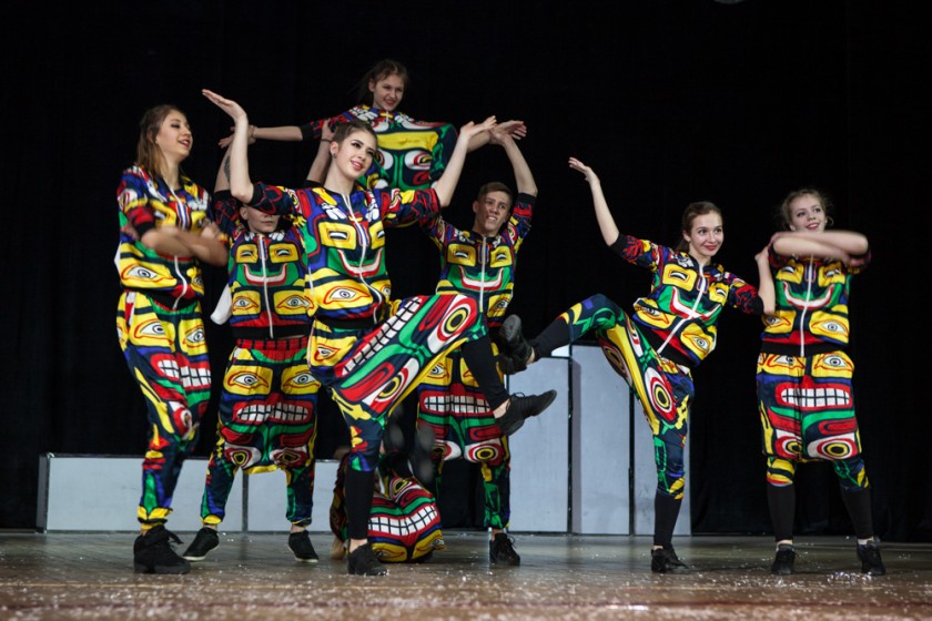 Школа современного танца "Про-Движение" показала новогоднее шоу
