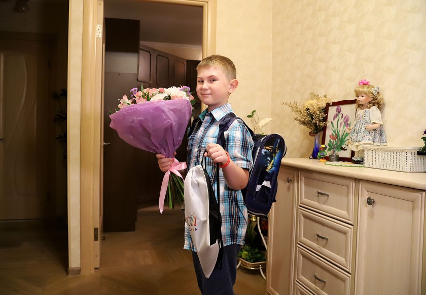 Алексей Спасский вручил рюкзак будущему первокласснику