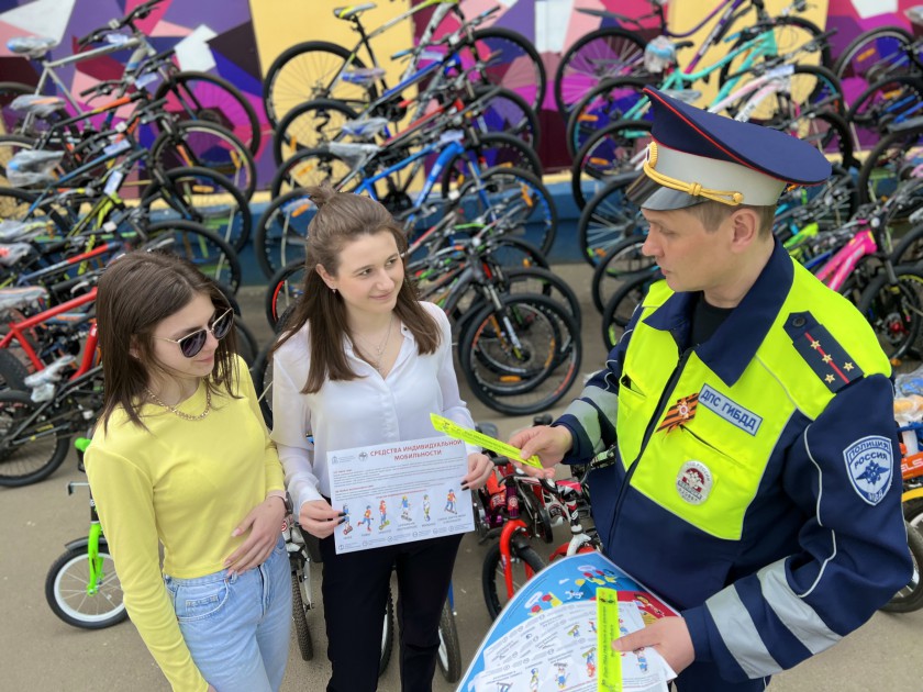 Сотрудники Госавтоинспекции напомнили посетителям «Велошопов» о строгом соблюдении правил дорожного движения