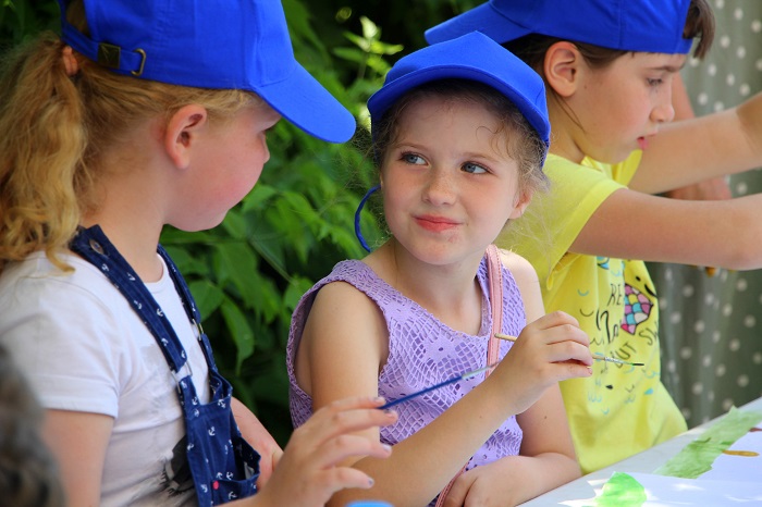 В Доме культуры «Луч» продолжается фестиваль-конкурс детских рисунков «Цвета подмосковного лета».