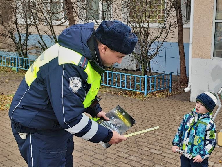 НА ОЖИВЛЕННЫХ УЧАСТКАХ УЛИЧНО-ДОРОЖНОЙ СЕТИ ПОДМОСКОВНОГО КРАСНОГОРСКА АВТОИНСПЕКТОРЫ ПРОВОДЯТ С ПЕШЕХОДАМИ ПРАВОВЫЕ ЛИКБЕЗЫ «ЗАСВЕТИСЬ!»