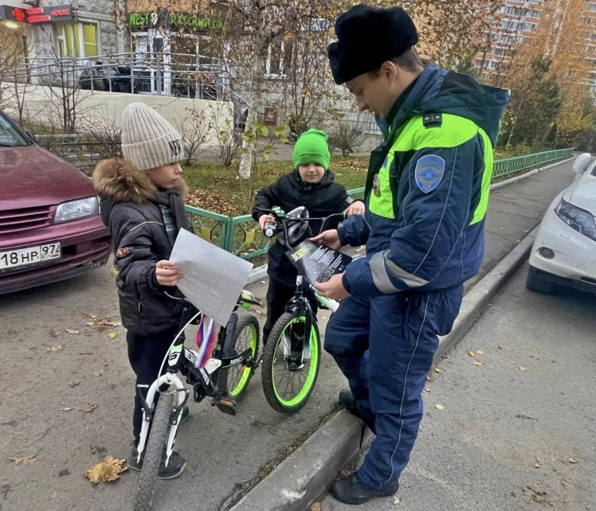 НА ОЖИВЛЕННЫХ УЧАСТКАХ УЛИЧНО-ДОРОЖНОЙ СЕТИ ПОДМОСКОВНОГО КРАСНОГОРСКА АВТОИНСПЕКТОРЫ ПРОВОДЯТ С ПЕШЕХОДАМИ ПРАВОВЫЕ ЛИКБЕЗЫ «ЗАСВЕТИСЬ!»