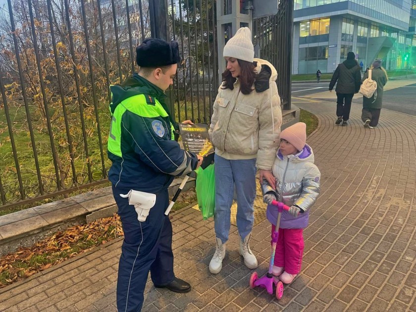 НА ОЖИВЛЕННЫХ УЧАСТКАХ УЛИЧНО-ДОРОЖНОЙ СЕТИ ПОДМОСКОВНОГО КРАСНОГОРСКА АВТОИНСПЕКТОРЫ ПРОВОДЯТ С ПЕШЕХОДАМИ ПРАВОВЫЕ ЛИКБЕЗЫ «ЗАСВЕТИСЬ!»