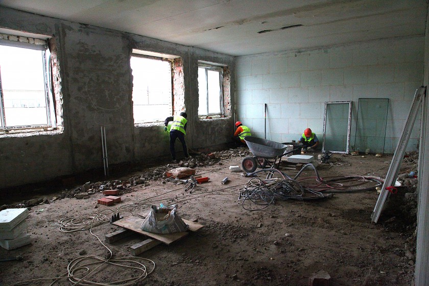 Более 80 строителей задействованы в капремонте роддома в Красногорске