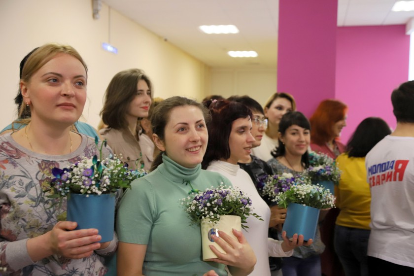 В Красногорске поздравили женщин из ДНР с наступающим праздником 8 марта