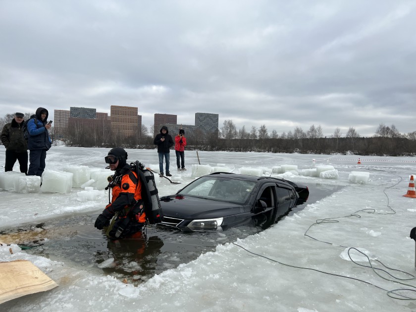 В Красногорске извлекли затонувший автомобиль из Москвы-реки