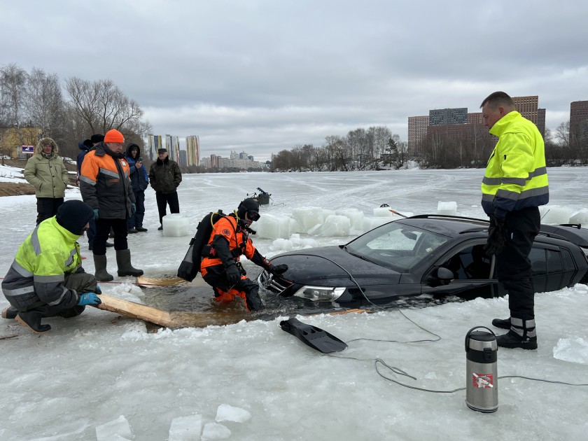 Красногорск последние новости происшествия. Автомобиль провалился под лед. Вскрытие реки от льда машинами. Москва река машина провалилась п. Затонувший паром с автомобилями.