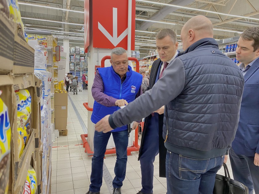 Красногорские партийцы провели мониторинг цен в гипермаркете «Ашан»