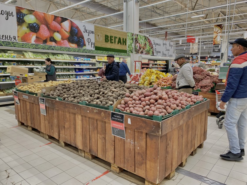 Красногорские партийцы провели мониторинг цен в гипермаркете «Ашан»