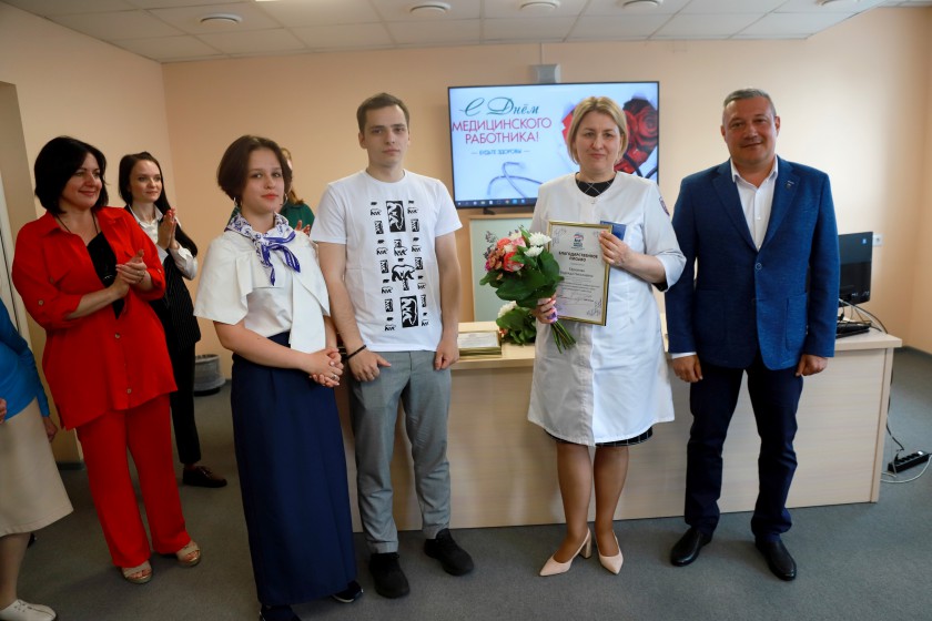 Единороссы поздравили красногорских медиков