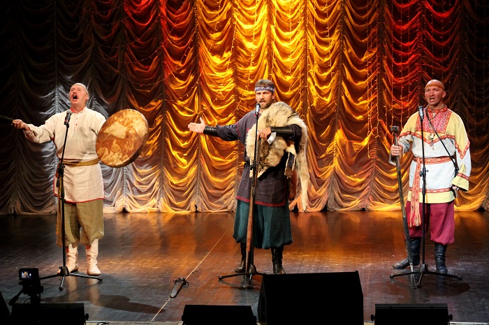 В Доме культуры «Луч» состоялся концерт мужской этно-группы «Суроварг» и этно-группы «Суряница»