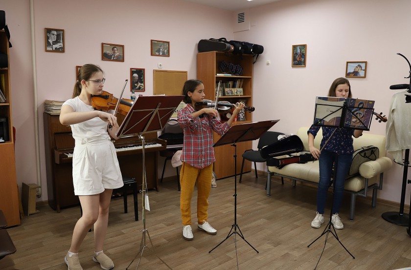 Выпускникам ДМХШ «Алые Паруса» подарят музыкальные инструменты