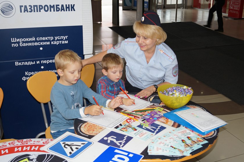 Урок по ПДД провели сотрудники полиции Красногорска для юных посетителей торгового центра «Июнь»