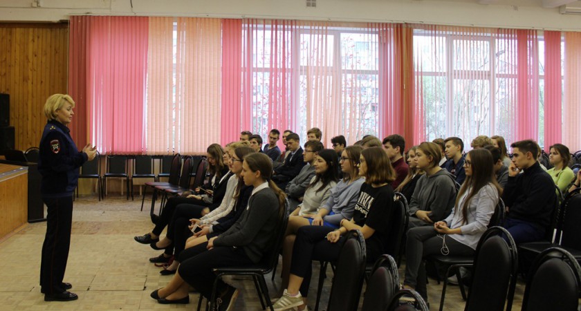 Сотрудники УМВД России по г.о. Красногорск провели акцию «Профессия - полицейский»