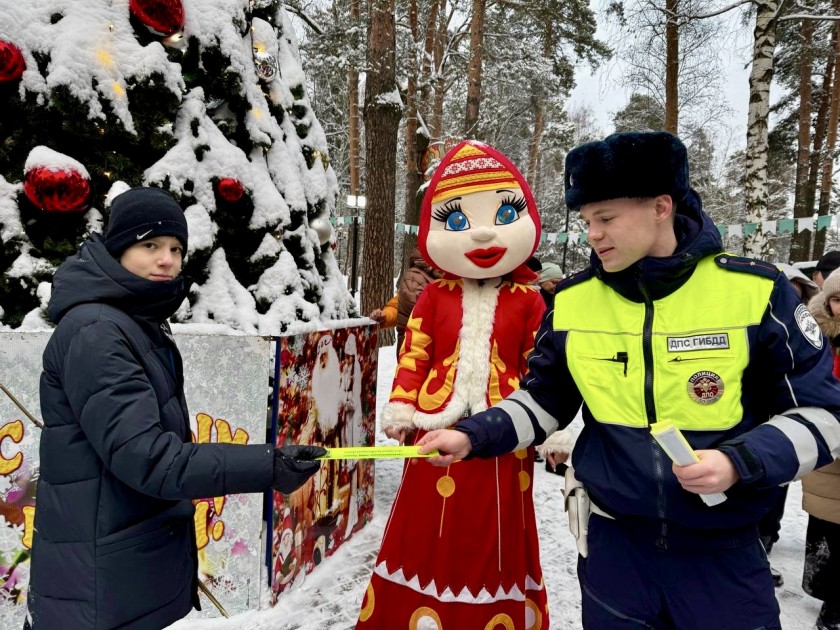 В Подмосковье автоинспекторы и юные участники дорожного движения написали письма Деду Морозу