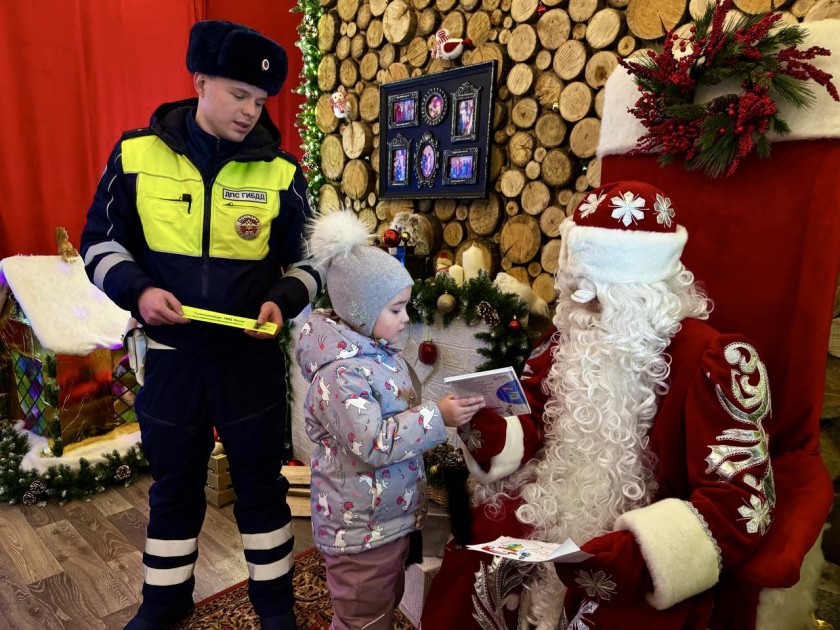 В Подмосковье автоинспекторы и юные участники дорожного движения написали письма Деду Морозу