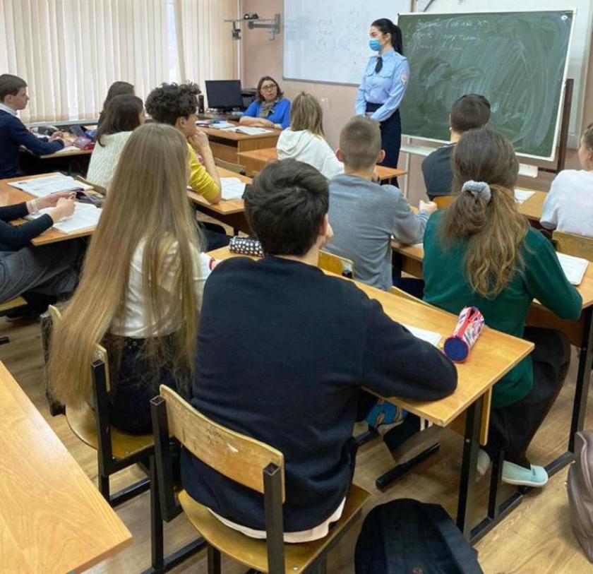 В рамках Единого дня профилактики сотрудники полиции провели беседы в школах Красногорска