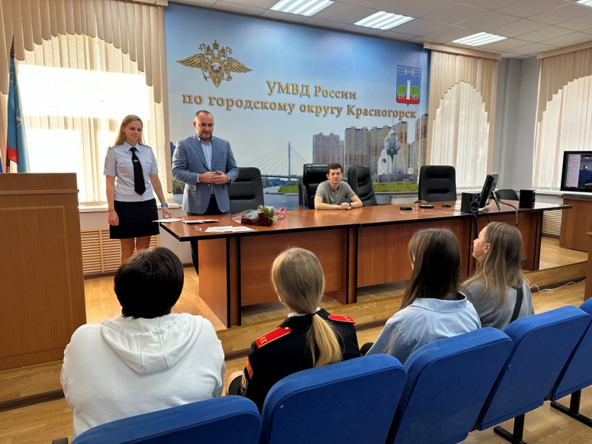 В Красногорске представители УМВД России вручили паспорта юным россиянкам