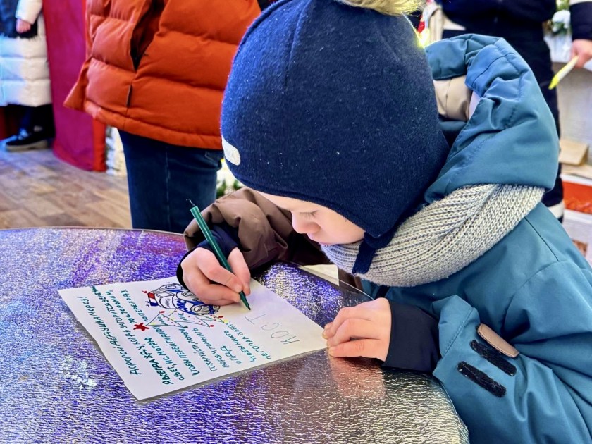 В Подмосковье автоинспекторы и юные участники дорожного движения написали письма Деду Морозу