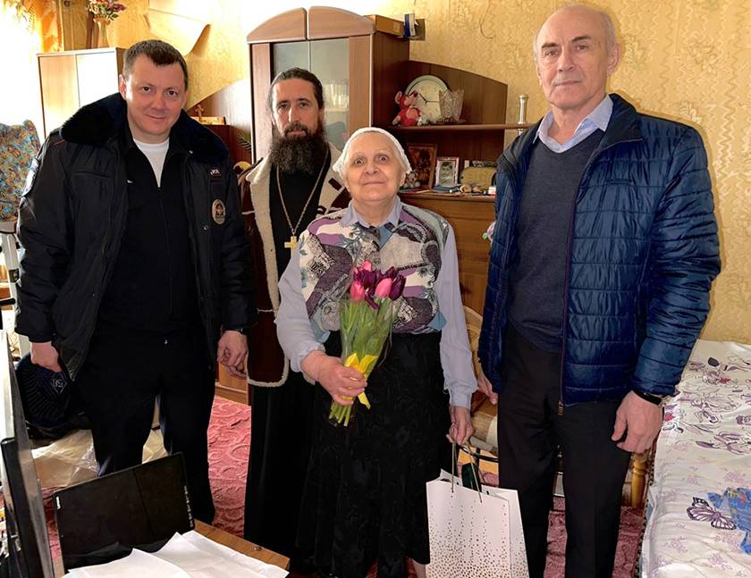В рамках акции «8 Марта - в каждый дом» полицейские г.о. Красногорск  совместно с общественником поздравили  женщин-ветеранов органов внутренних дел