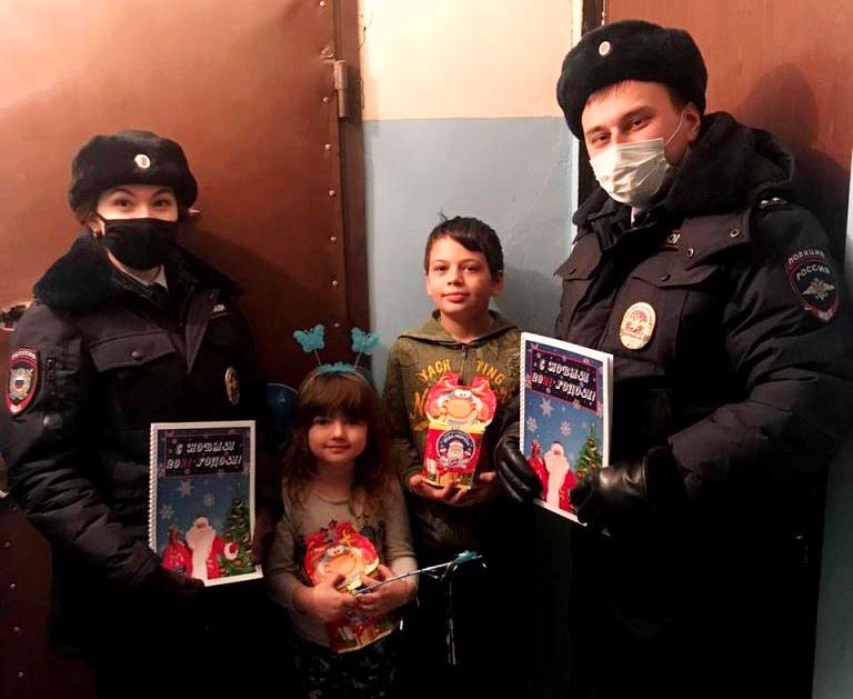 В Красногорске сотрудники полиции приняли участие в благотворительной акции «Полицейский Дед Мороз»