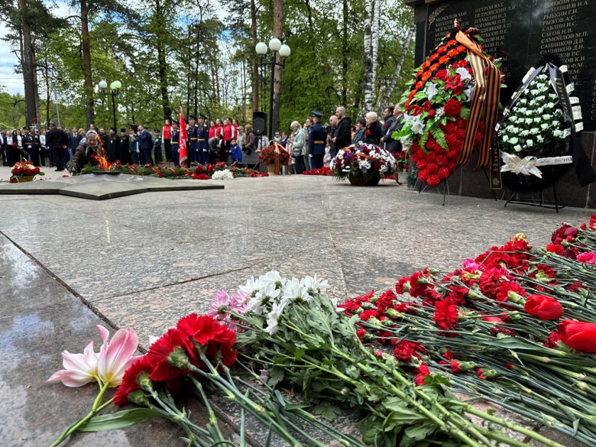 В Красногорске полицейские приняли участие в церемонии возложения цветов к Вечному огню