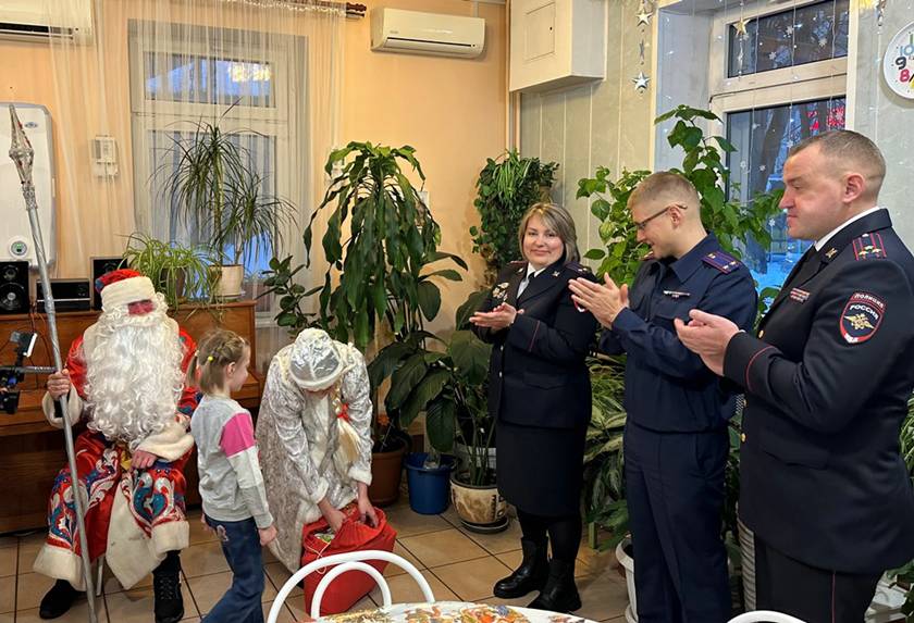 В Красногорске полицейские приняли участие во Всероссийской благотворительной акции «Елка желаний»