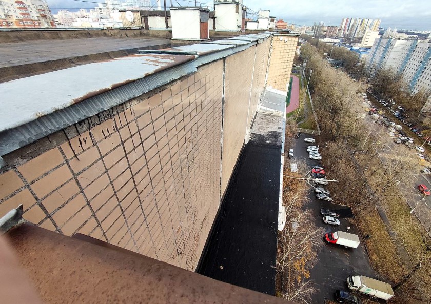 По требованию Госжилинспекции в высотке Красногорска загерметизировали примыкания на крышах дома и верхних лоджий