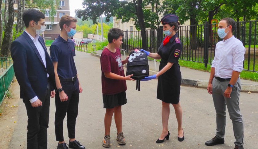 В Красногорске сотрудники полиции и общественники присоединились к акции «Помоги пойти учиться!»