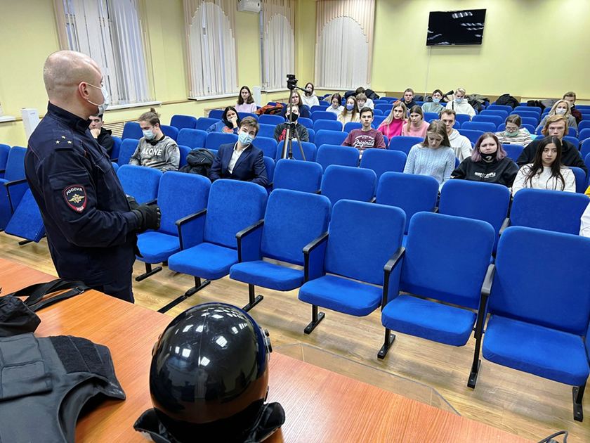 Полицейские Красногорска познакомили учащихся местного колледжа со своей профессией