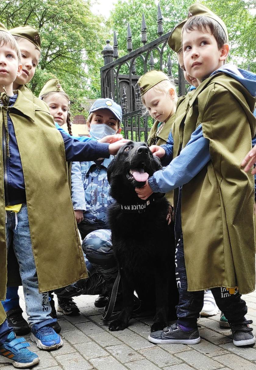 В Красногорске полицейские-кинологи провели встречу  с воспитанниками детского сада