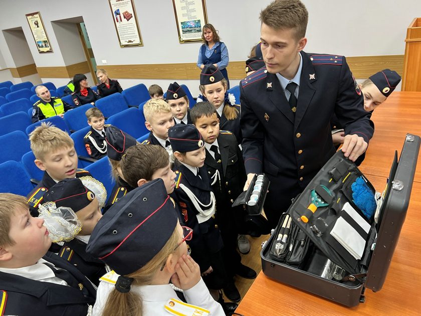 В Красногорске полицейские провели экскурсию для учеников кадетского класса МВД