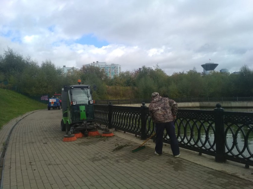 Коммунальные службы Красногорска расчистили от мусора водную поверхность Москвы-реки