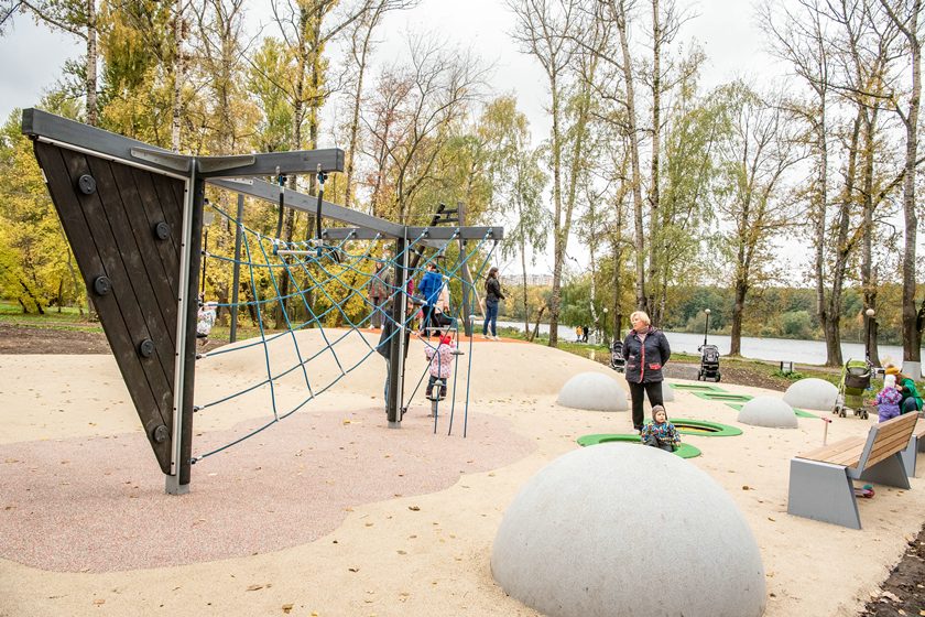 В восьми парках культуры и отдыха Подмосковья уже установлены уникальные детские игровые комплексы