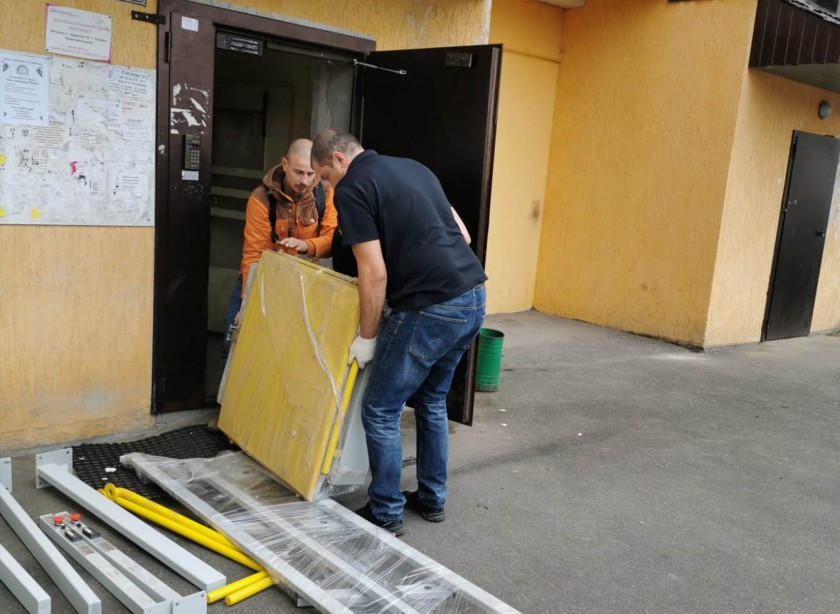 Омбудсмен Подмосковья приняла участие в организации установки лестничного подъёмника для людей с инвалидностью 