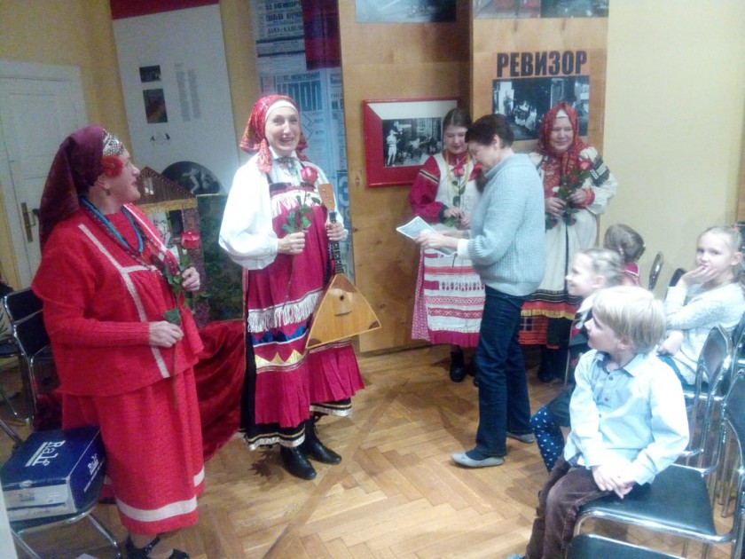 4 ноября сотрудники МБУК «ДК «Луч» выступали с праздничным представлением "Осенины" в квартире-музее В. Мейерхольда