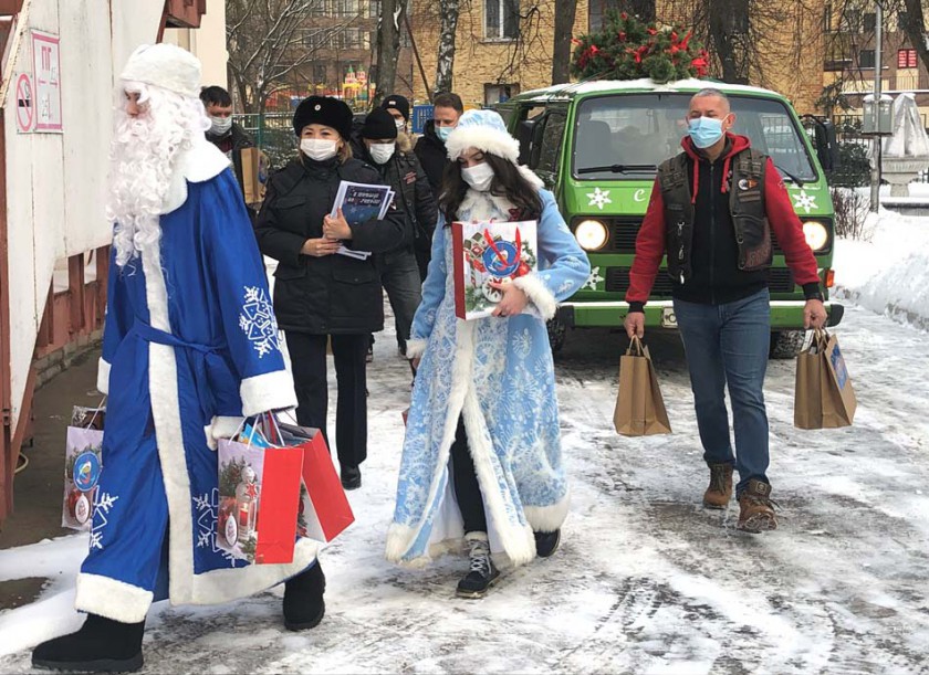 В Красногорске полицейские и общественники присоединились к акции «Полицейский Дед Мороз»