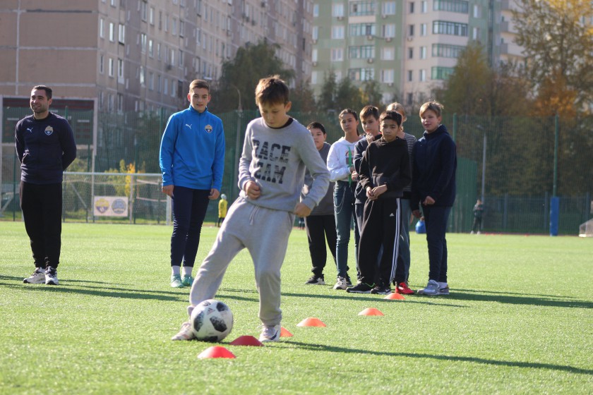 Футболисты ФК «Зоркий» провели открытую тренировку для школьников