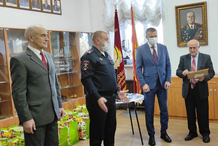 Полицейские Красногорска и общественники поздравили с праздником ветеранов и семьи сотрудников, погибших при исполнении служебных обязанностей