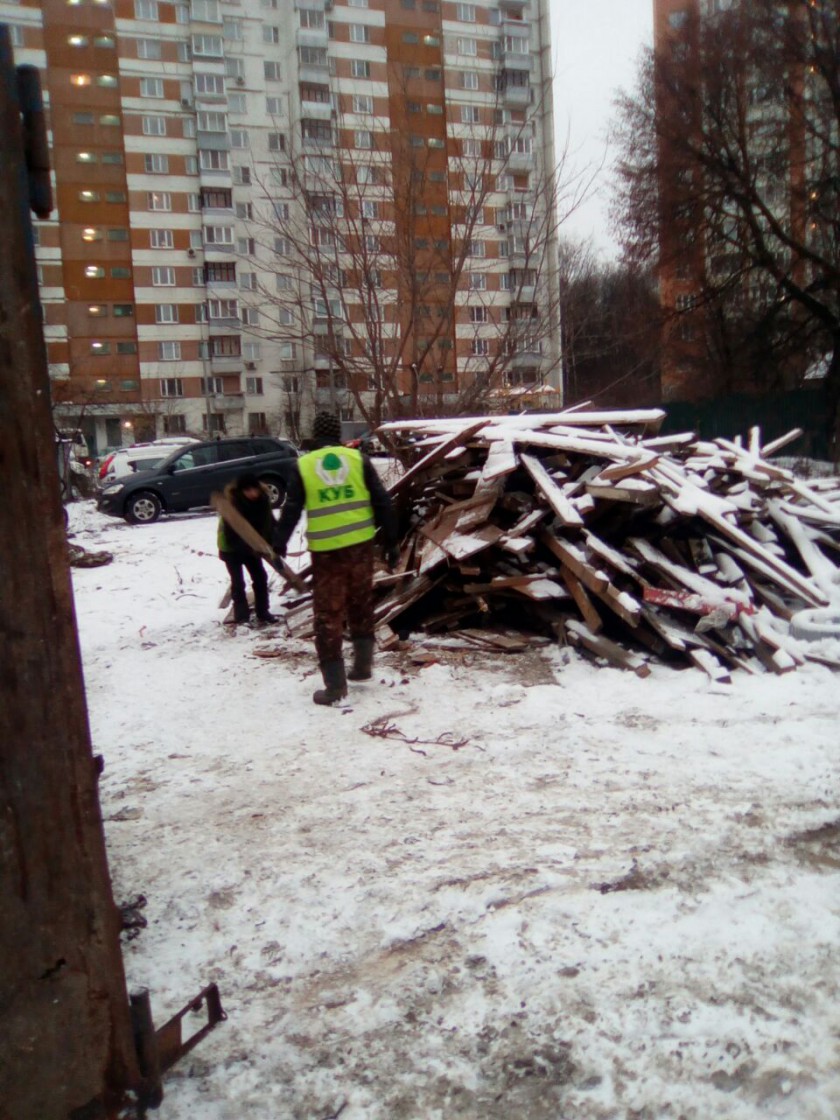 Очередной рейд по выявлению и уборке строительного мусора прошел в Красногорске